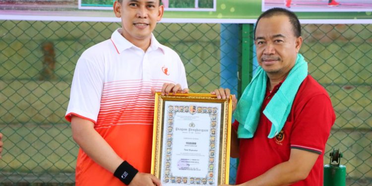 Kapolres Seruyan Berikan Penghargaan Kepada Bupati Seruyan