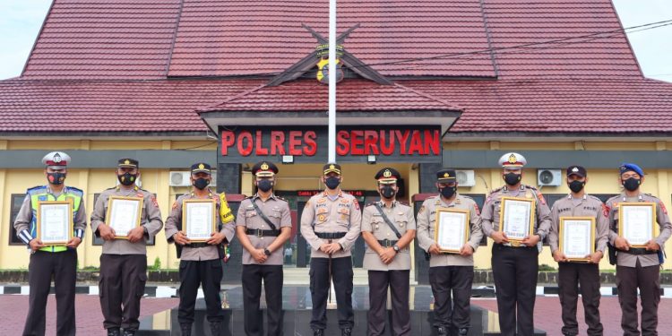 Kapolres Seruyan Berikan Penghargaan Kepada 9 Personel