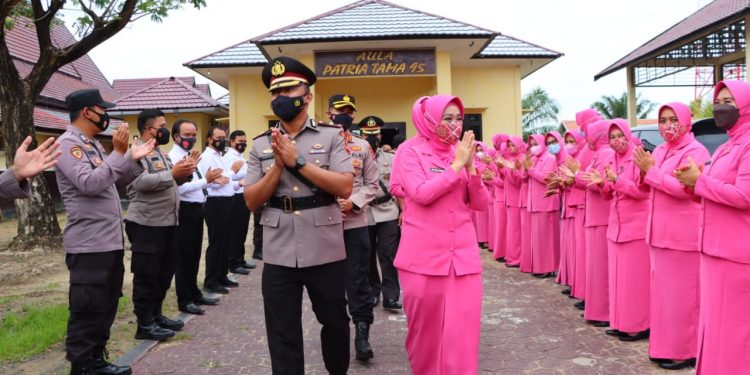 Kapolres Didampingi Ketua Bhayangkari Cabang Seruyan Lepas Kompol Yudha Setiawan