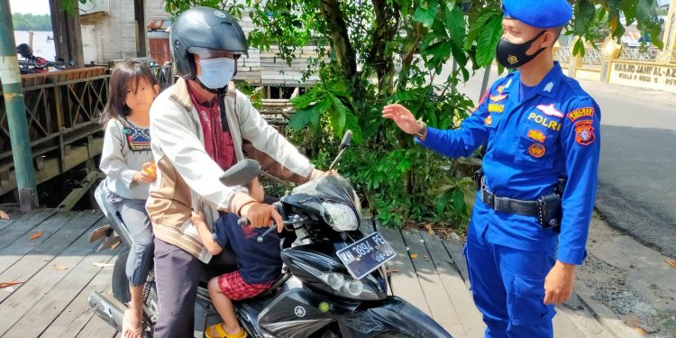 Sambangi Masyarakat Satpolairud Ingatkan Protokol Kesehatan