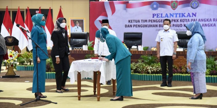 Ivo Sugianto Sabran Lantik Ketua TP-PKK Kota Palangka Raya 