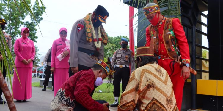 AKBP Gatot Istanto SIK Disambut Dengan Prosesi Adat Potong Pantan