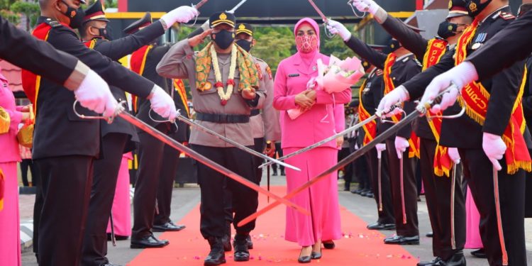 Tradisi Pedang Pora Warnai Pisah Sambut Kapolres Seruyan