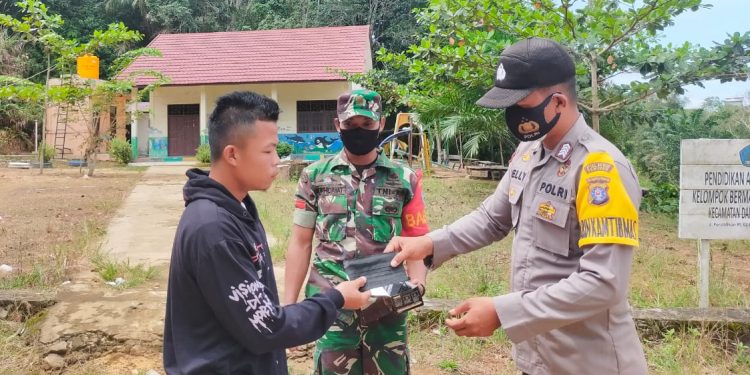 Anggota Polsek Danau Sembuluh Patroli Yustisi dan Sosialisasi Prokes