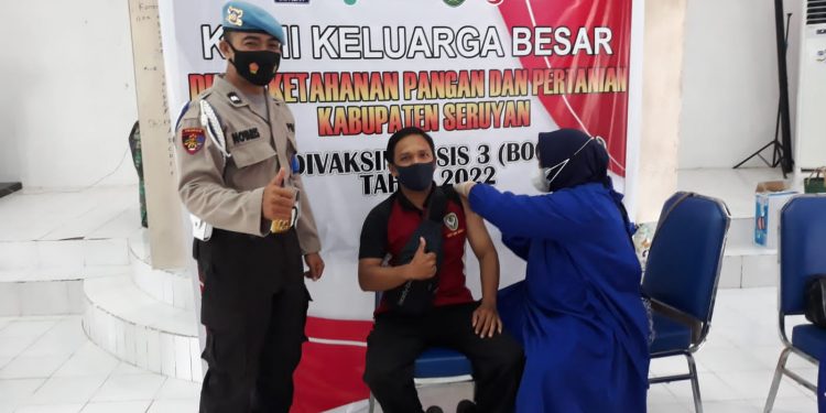 Polsek Seruyan Hilir Amankan Vaksinasi di DLH dan DKPP Seruyan