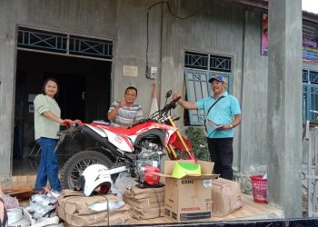 Pemdes Puruk Kambang Serahkan 2 Unit Sepeda Motor Kepada MPA