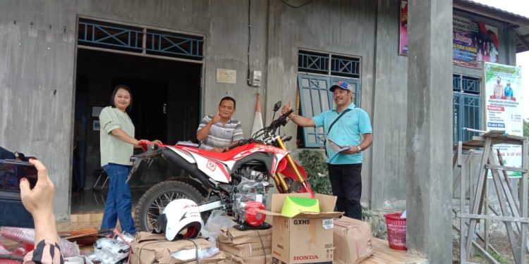 Pemdes Puruk Kambang Serahkan 2 Unit Sepeda Motor Kepada MPA