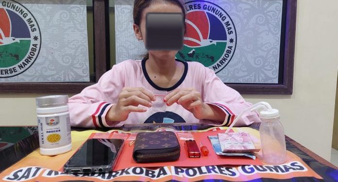 Wanita Pemilik Sabu di Tewah Digelandang ke Kantor Polisi
