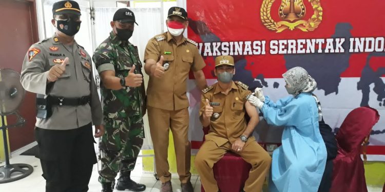 Personil Polsek Seruyan Hilir Amankan Vaksinasi Booster