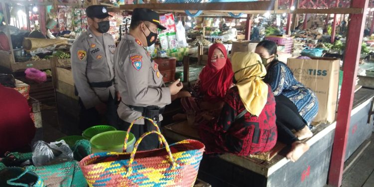 Kasat Binmas dan Personil Sambang Kamtibmas di Pasar Saik