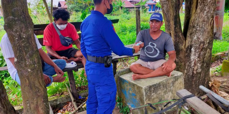 Satpolairud Polres Seruyan Bagikan Masker ke Warga  Pesisir DAS Seruyan