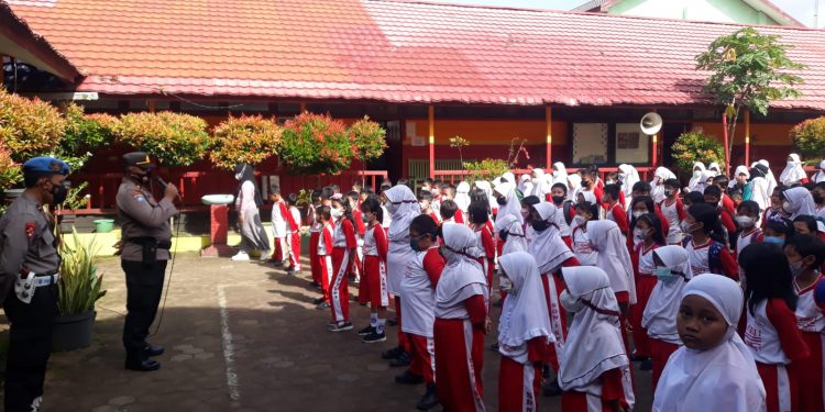 Kasat Binmas dan Personil Sambang Sapa Pelajar SDN 1 Kab. Seruyan