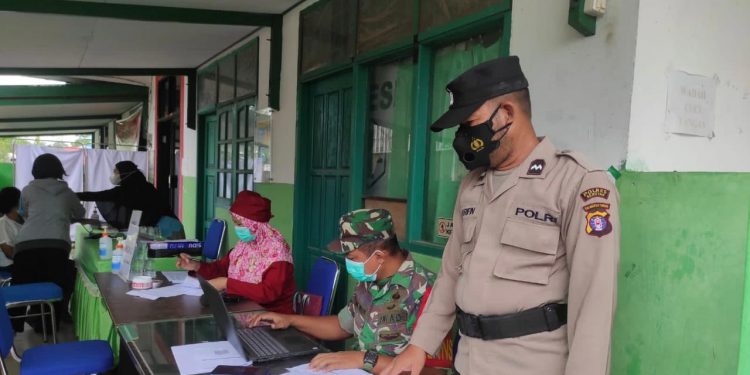 Polsek Danau Sembuluh Amankan Vaksinasi di Puskesmas Terawan