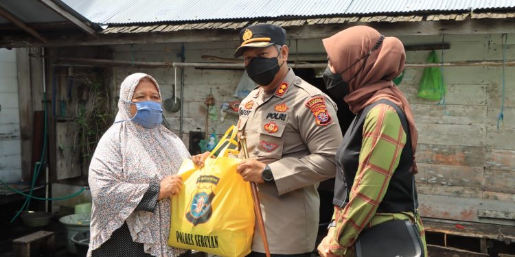 Satpolairud Polres Seruyan Kawal Kapolres Berikan Bantuan Sembako