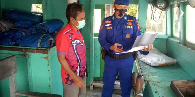 Satpolairud Polres Seruyan Sambangi Awak Kapal di Pelabuhan KP3