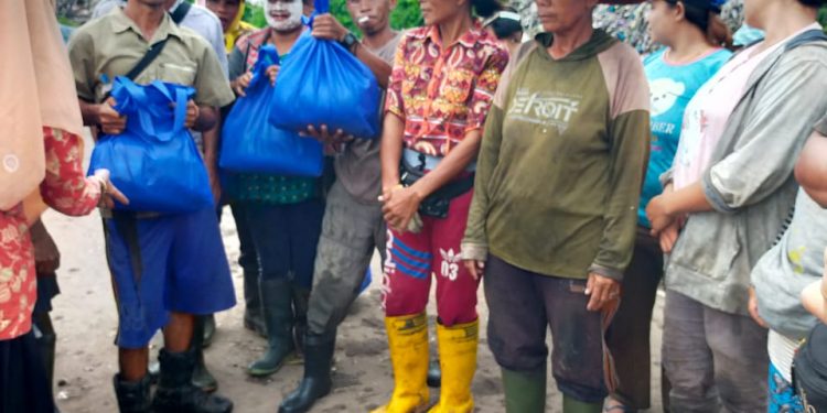 DWP Dislutkan Kalteng Berbagi Berkah ke Warga Kurang Mampu di TPA Jalan Tjilik Riwut Km 14 Palangka Raya