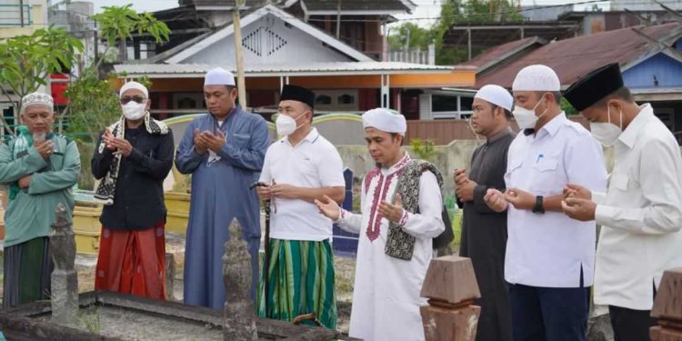 Disela Kunjungan Kerja ke Kobar, Gubernur Kalteng Ziarah ke Makam Kerajaan Kesultanan Kutaringin