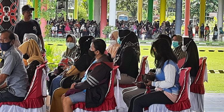 Ratusan Warga Serbu Pasar Murah Yang Digelar Anggota DPR-RI Agustiar Sabran