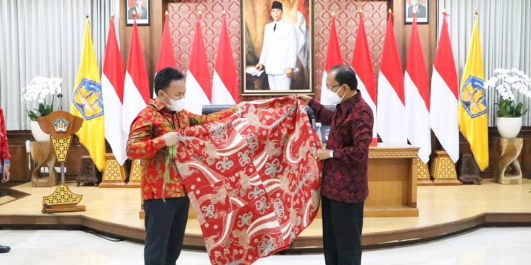 Sepakati Kerja Sama Pembangunan dan Pengembangan Potensi Daerah, Gubernur Kalteng dan Gubernur Bali Teken MoU