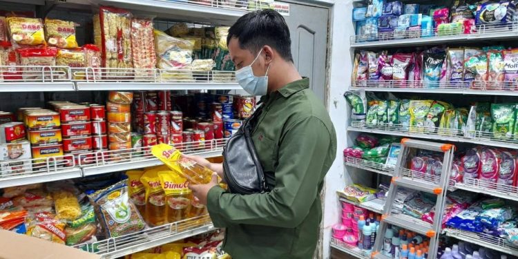 Anggota Satreskrim Polres Seruyan Cek Bahan Pangan di Pasar Kuala Pembuang