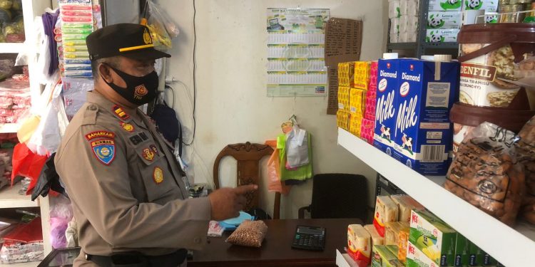 Pastikan Minyak Goreng Aman, Kasat Binmas Polres Seruyan Cek Stok di Pasaran