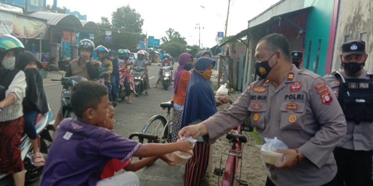 Pembagian Takjil Sat Binmas Polres Seruyan Disambut Antusias Warga