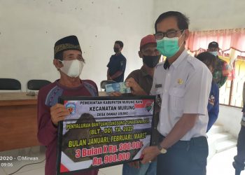 Camat Murung Hadiri Penyaluran BLT-DD di Desa Danau Usung 