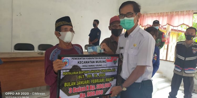 Camat Murung Hadiri Penyaluran BLT-DD di Desa Danau Usung 