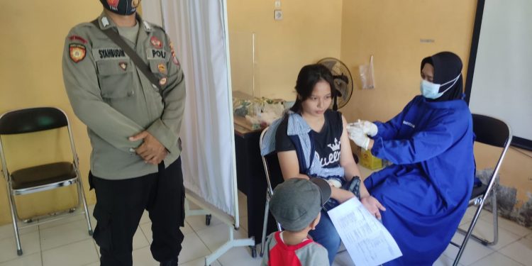 Polsek Seruyan Hilir Laksanakan Pengamanan Vaksinasi Covid-19