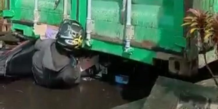Terlepas dari Truk, Kontainer Timpa Pengendara Motor