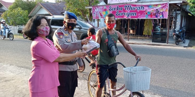 Giat Rutin Personil Sat Lantas Polres Seruyan Lakukan Pengaturan Lalin di Sore Hari