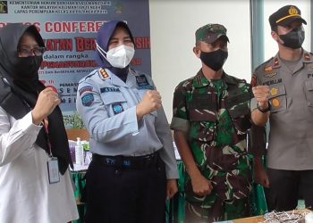 Petugas Gabungan Razia Lapas Perempuan Kelas IIA Palangka Raya