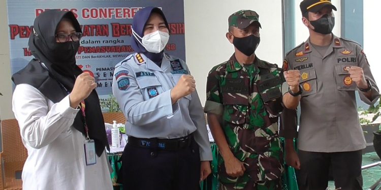 Petugas Gabungan Razia Lapas Perempuan Kelas IIA Palangka Raya