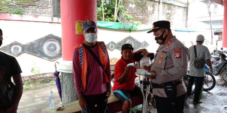 Sat Binmas Polres Seruyan Bagi Masker dan Sosialisasi 5M