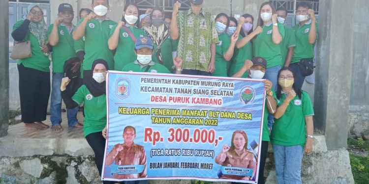 Sebanyak 119 KPM di Desa Puruk Kambang Terima BLT-DD 