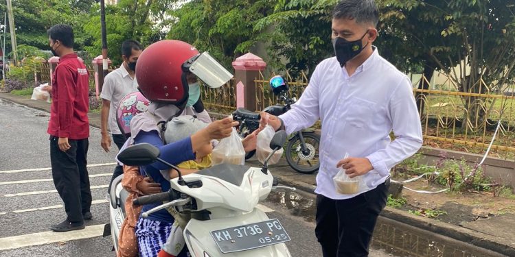 Jajaran Sat Resnarkoba Polres Seruyan Bagi-bagi Takjil ke Masyarakat