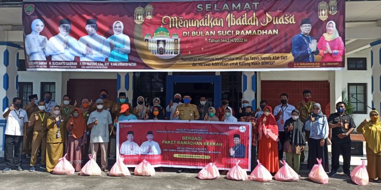 Dislutkan Prov. Kalteng Bagikan 100 Paket Sembako Kepada Tenaga Kontrak, ASN Purna Tugas dan Kaum Dhu’afa
