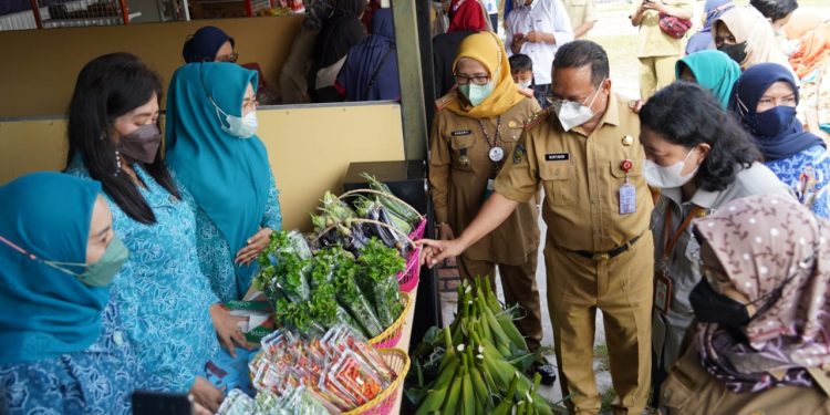 Pj. Sekda Prov. Kalteng H. Nuryakin Buka Secara Resmi Gelar Pangan Murah Pasar Mitra Tani/Toko Tani Indonesia Centre (TTIC) Berkah