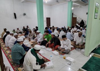Safari Ramadhan di Masjid AL Munawarah Palangka Raya, Pemprov Kalteng Bagikan Sarung dan Mukena