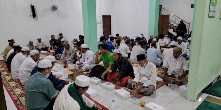 Safari Ramadhan di Masjid AL Munawarah Palangka Raya, Pemprov Kalteng Bagikan Sarung dan Mukena