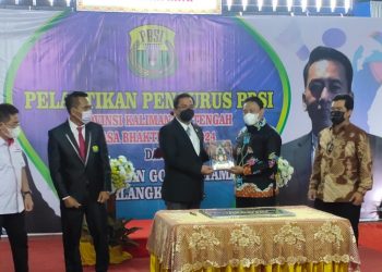 Wagub Kalteng H. Edy Pratowo Hadiri Pelantikan Pengurus PBSI Kalteng