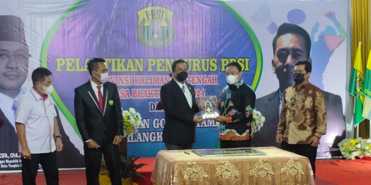 Wagub Kalteng H. Edy Pratowo Hadiri Pelantikan Pengurus PBSI Kalteng