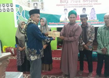 Pemprov Kalteng Serahkan Bantuan Saat Safari Ramadan di Masjid Al Falah Desa Trahean Kabupaten Barito Utara