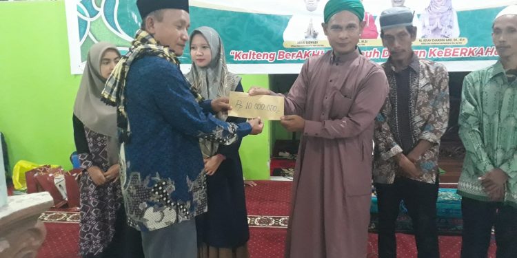 Pemprov Kalteng Serahkan Bantuan Saat Safari Ramadan di Masjid Al Falah Desa Trahean Kabupaten Barito Utara