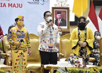 Puncak Peringatan Hari Kartini, Wagub Edy Pratowo Serahkan Penghargaan Kepada 14 Perempuan se-Kalteng Yang Berprestasi