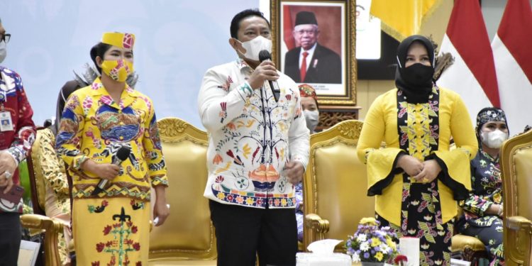 Puncak Peringatan Hari Kartini, Wagub Edy Pratowo Serahkan Penghargaan Kepada 14 Perempuan se-Kalteng Yang Berprestasi