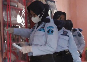 Petugas Lapas Perempuan IIA Palangka Raya Geledah Kamar Hunian Warga Binaan