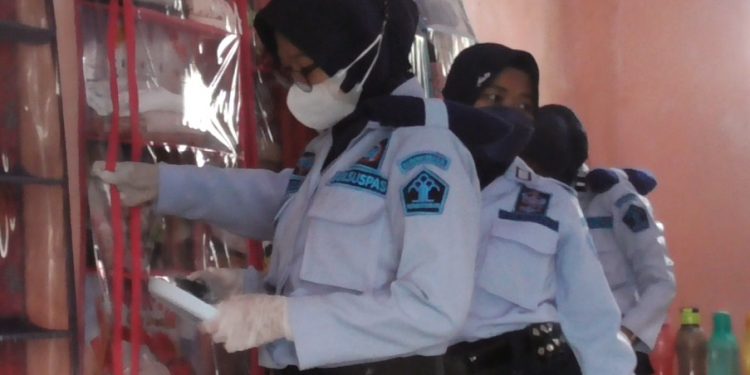 Petugas Lapas Perempuan IIA Palangka Raya Geledah Kamar Hunian Warga Binaan