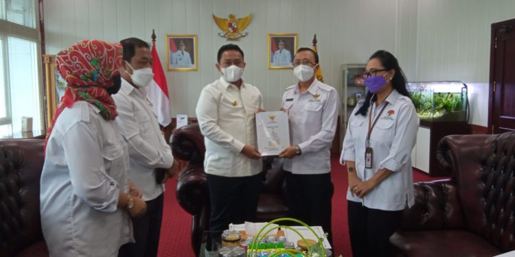 Wagub Kalteng Terima Laporan Tahunan 2021 Dari Komisi Informasi Kalteng