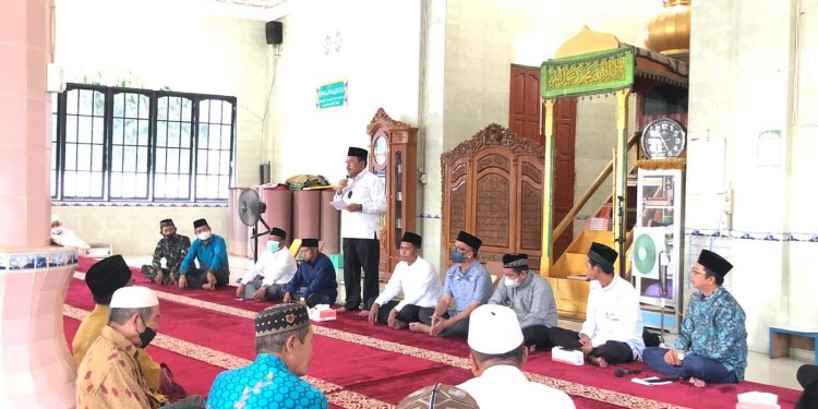Safari Ramadan di Masjid Dzuljalali Wal Ikram Kab. Murung Raya, Pj. Sekda Kalteng Sosialisasikan Prokes dan Vaksinasi Covid-19